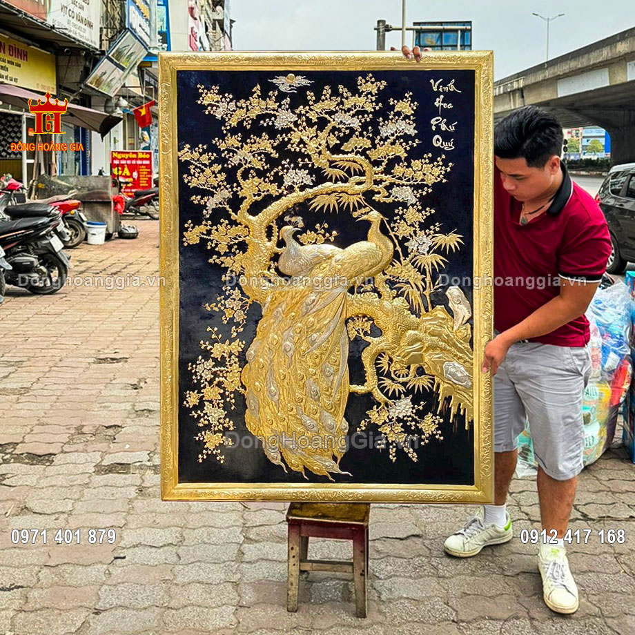 Tranh công mai mạ vàng mang ý nghĩa may mắn, tốt lành về công danh, sự nghiệp